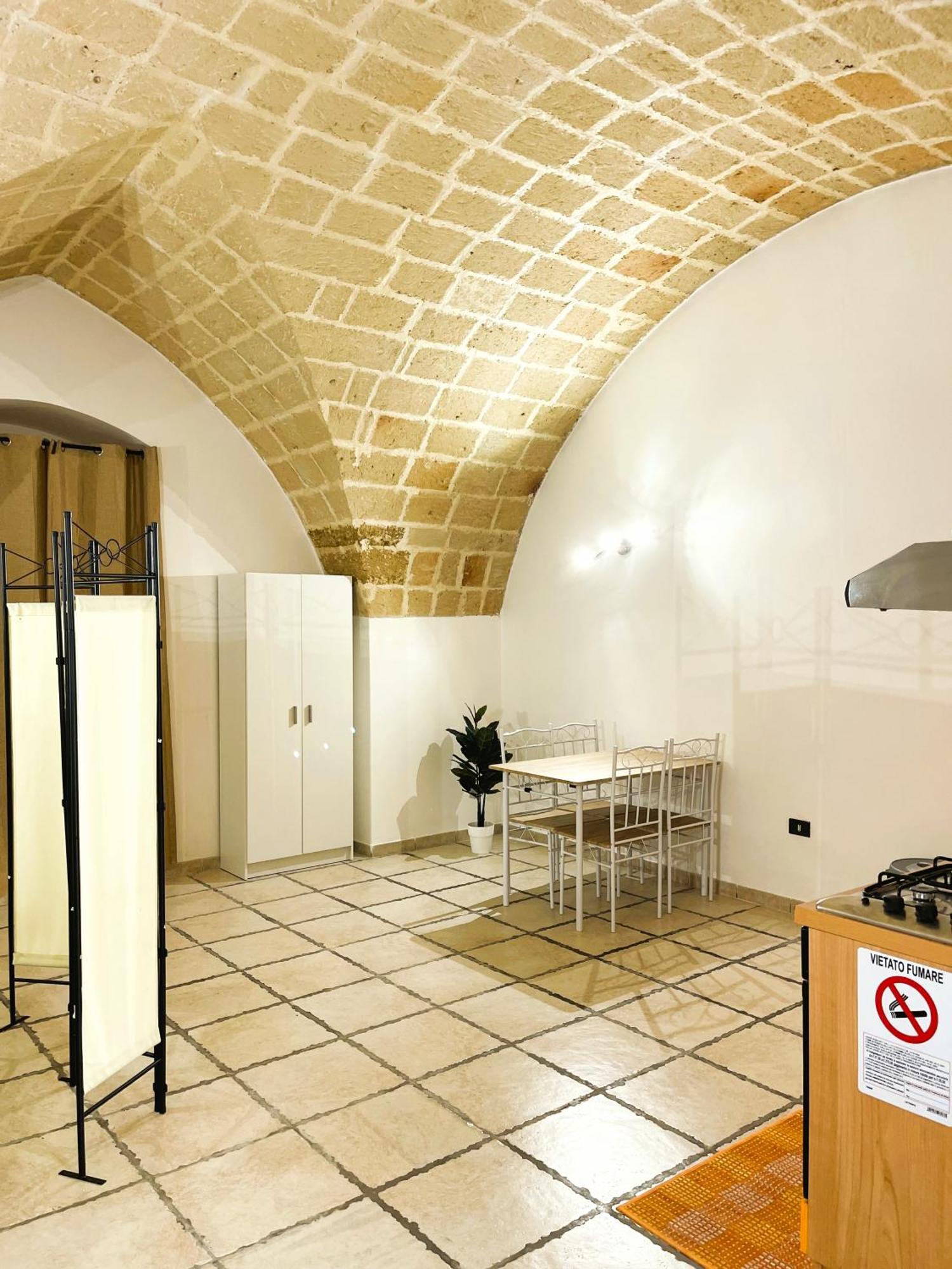 History Station Apartment Бриндизи Екстериор снимка